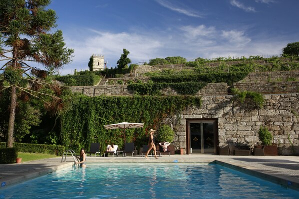 Una piscina al aire libre de temporada