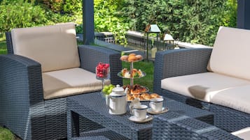 Sarapan prasmanan setiap hari (EUR 21 per orang)