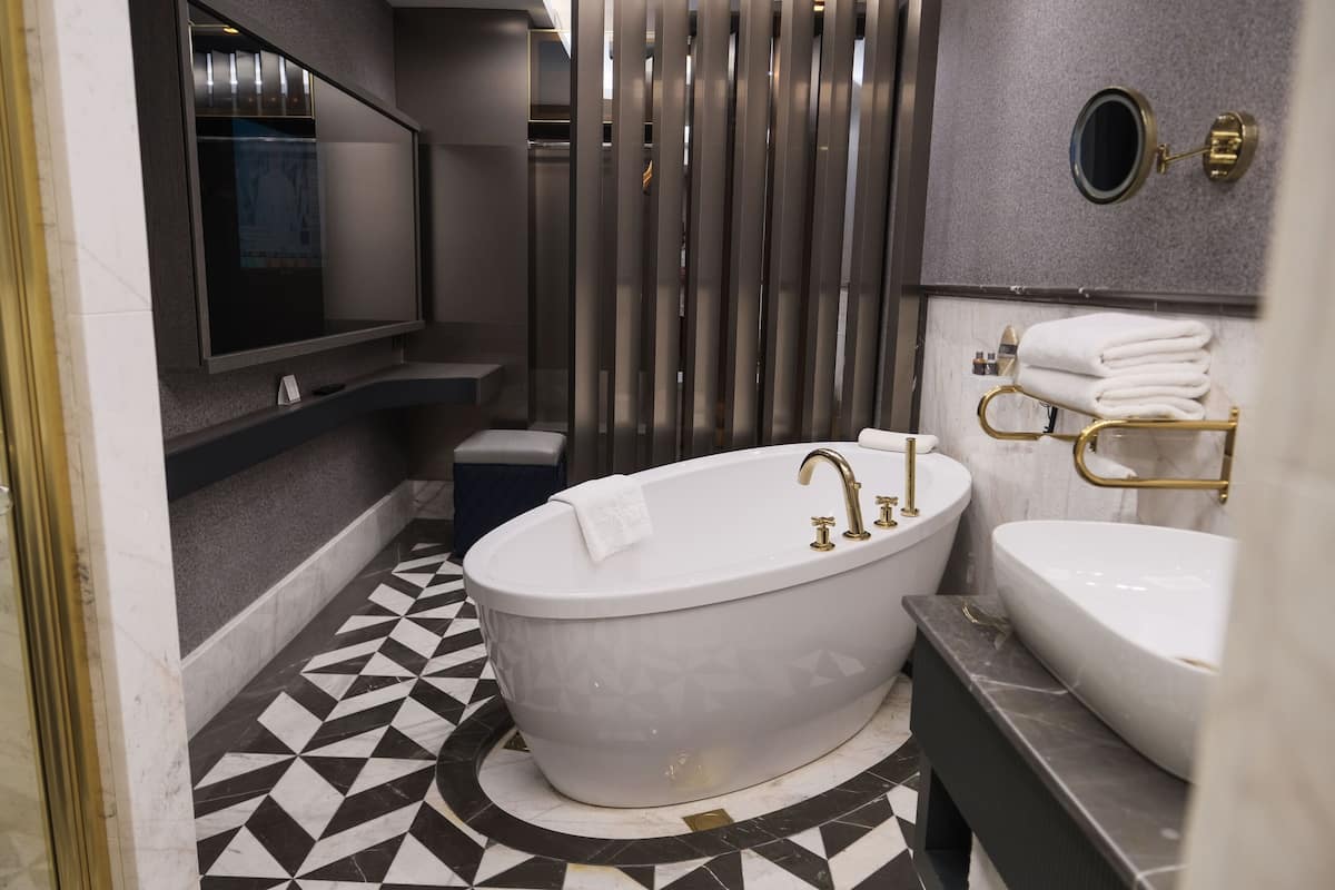 Comfort Double Room, 1 King Bed | Bathroom | Free toiletries, hair dryer, towels, soap