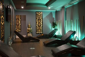 A spa area with reclining chairs, decorative panels, and a statue. - Altınel Ankara Hotel & Convention Center (Ankara)