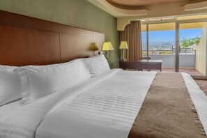 King Room with Balcony | Roupas de cama premium, cofres nos quartos, escrivaninha