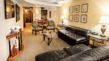 Superior King Suite | Oppholdsområde | Flatskjerm-TV