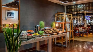 Un buffet garni de divers plats et un miroir accroché au mur.