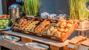 Free daily cooked-to-order breakfast