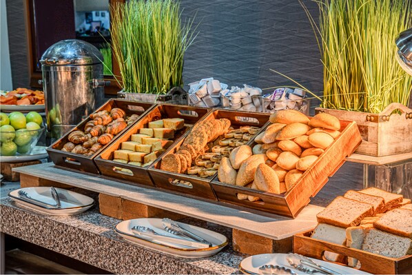 Free daily cooked-to-order breakfast