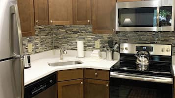 Full-size fridge, microwave, dishwasher, coffee/tea maker