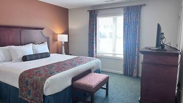 Apartemen Deluks, 1 kamar tidur, dapur | Brankas, meja kerja, ruang kerja ramah laptop, dan setrika/meja setrika