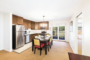 Deluxe appartement, 2 slaapkamers, keuken | Privékeuken | Een koelkast met diepvriezer, een microgolfoven, een vaatwasser