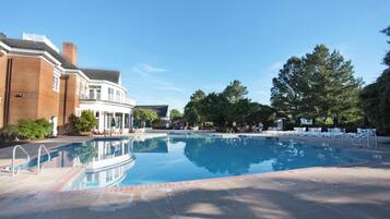 Kolam renang indoor dan kolam renang outdoor musiman