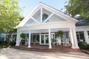 Piscine intérieure, piscine extérieure en saison, 9 h à 20 h, parasols