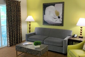 平板电视、壁炉、DVD 播放器