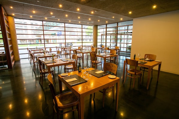 3 restaurants, breakfast, lunch, dinner served; Italian cuisine