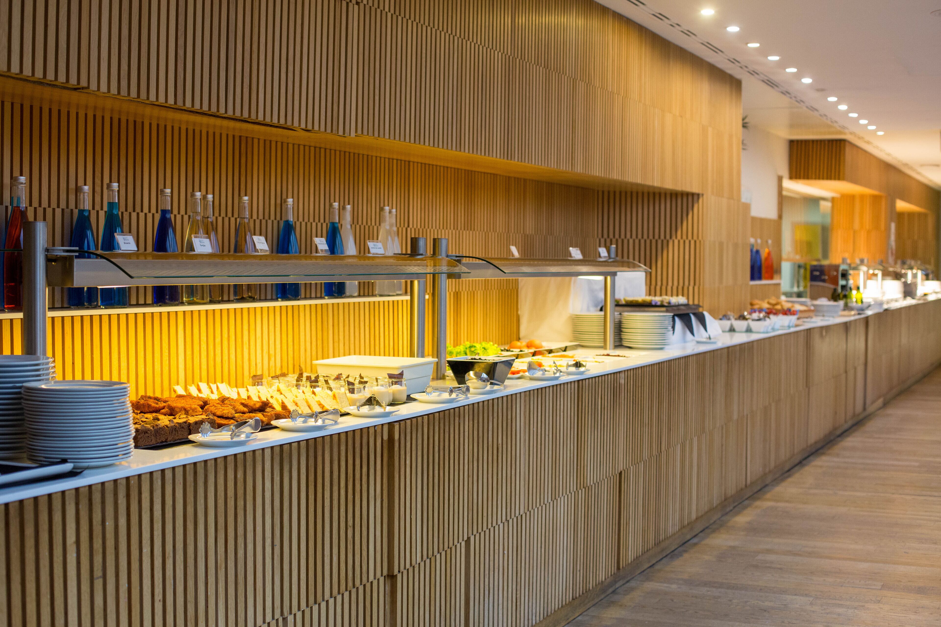 Café da manhã com buffet todos os dias (EUR 13 por pessoa) 