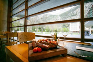 3 restaurants, breakfast, lunch, dinner served; Italian cuisine 