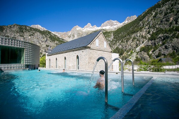 Sauna, hot tub, steam room, hot springs/mineral springs