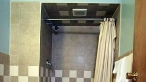 Ensemble douche/baignoire, articles de toilette gratuits, sèche-cheveux
