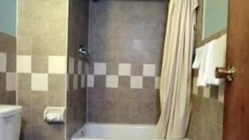 Ensemble douche/baignoire, articles de toilette gratuits, sĂšche-cheveux