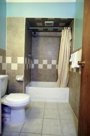 Combined shower/tub, free toiletries, hair dryer, towels