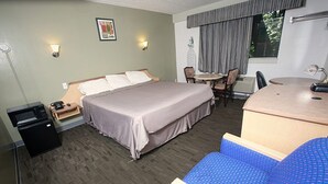Chambre Standard, 1 très grand lit, non-fumeurs | Rideaux occultants, fer et planche à repasser, Wi-Fi gratuit