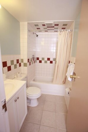 Gabungan pancuran/tab mandi, kelengkapan dandanan diri percuma 