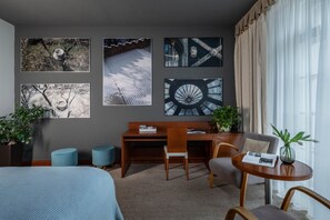 Quarto casal luxo | Roupas de cama antialérgicas, cofres nos quartos, escrivaninha