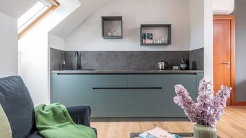 Junior Studio Suite, Kitchenette | Private kitchenette