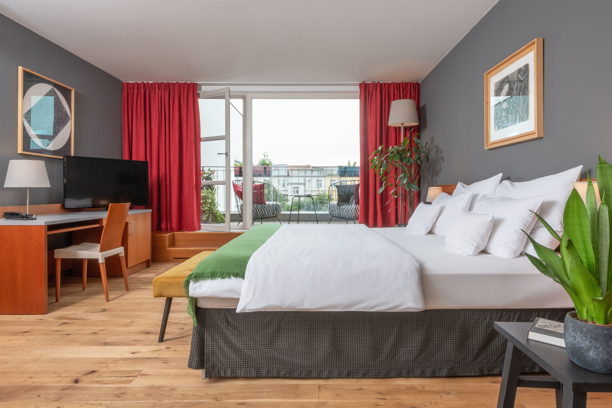 Junior-Studiosuite, Kochnische | Allergikerbettwaren, Zimmersafe, Schreibtisch, Bügeleisen/Bügelbrett