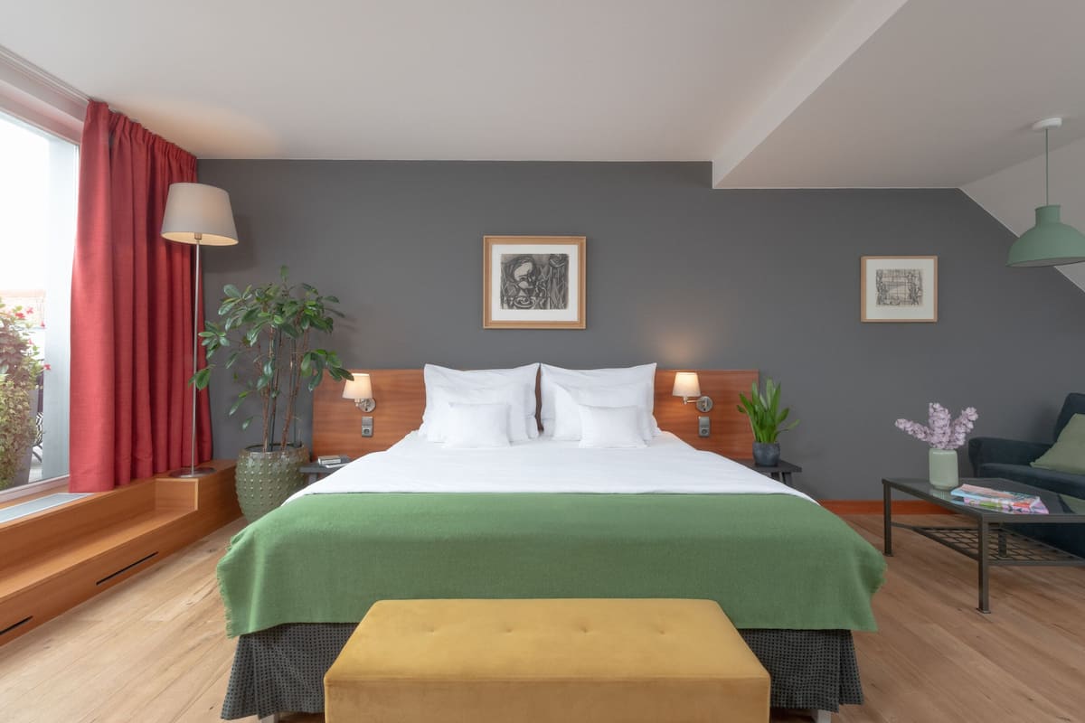 1 bedroom, hypo-allergenic bedding, in-room safe, desk
