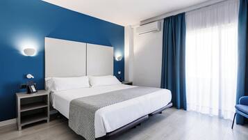 Een minibar, een kluis op de kamer, een bureau, gratis wifi