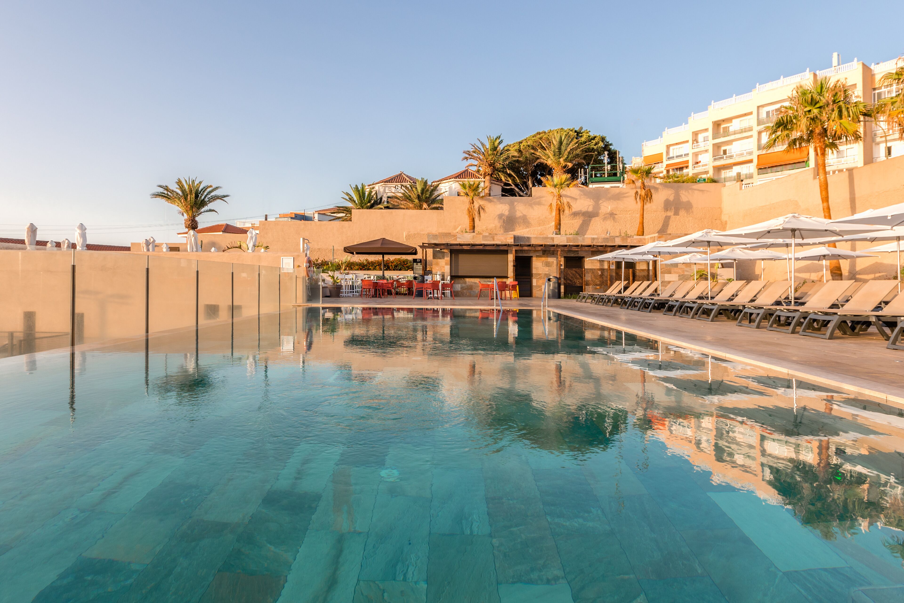 2 hồ bơi ngoài trời 