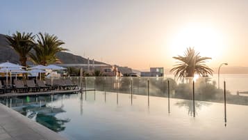 2 outdoor pools