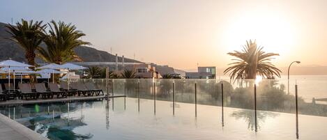 2 piscines extérieures