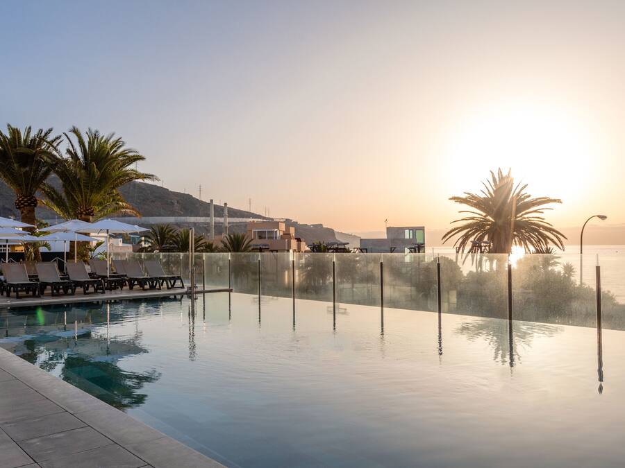 2 つの屋外プール