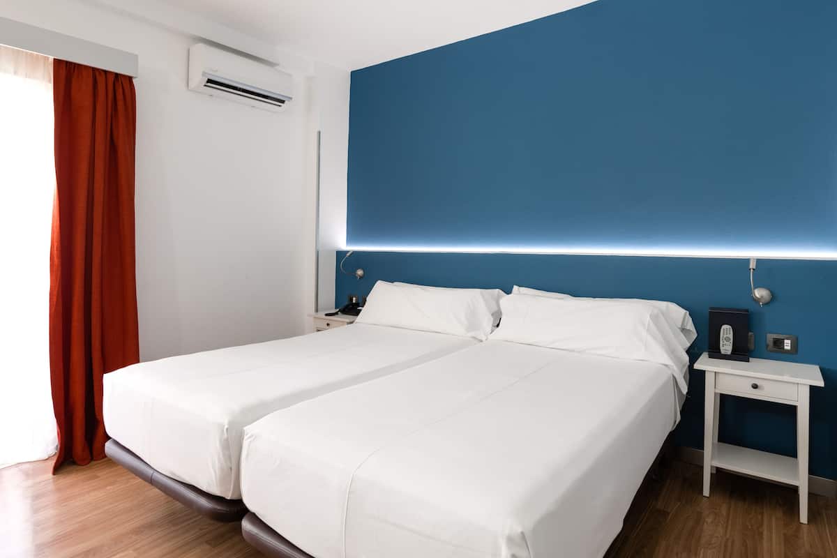 Minibar, in-room safe, desk, free WiFi