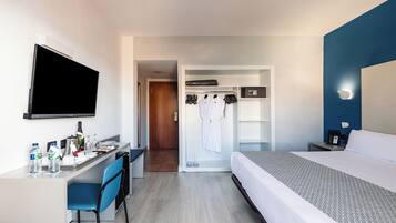 Een minibar, een kluis op de kamer, een bureau, gratis wifi