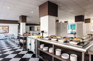 供应早餐（每人 EUR 10）