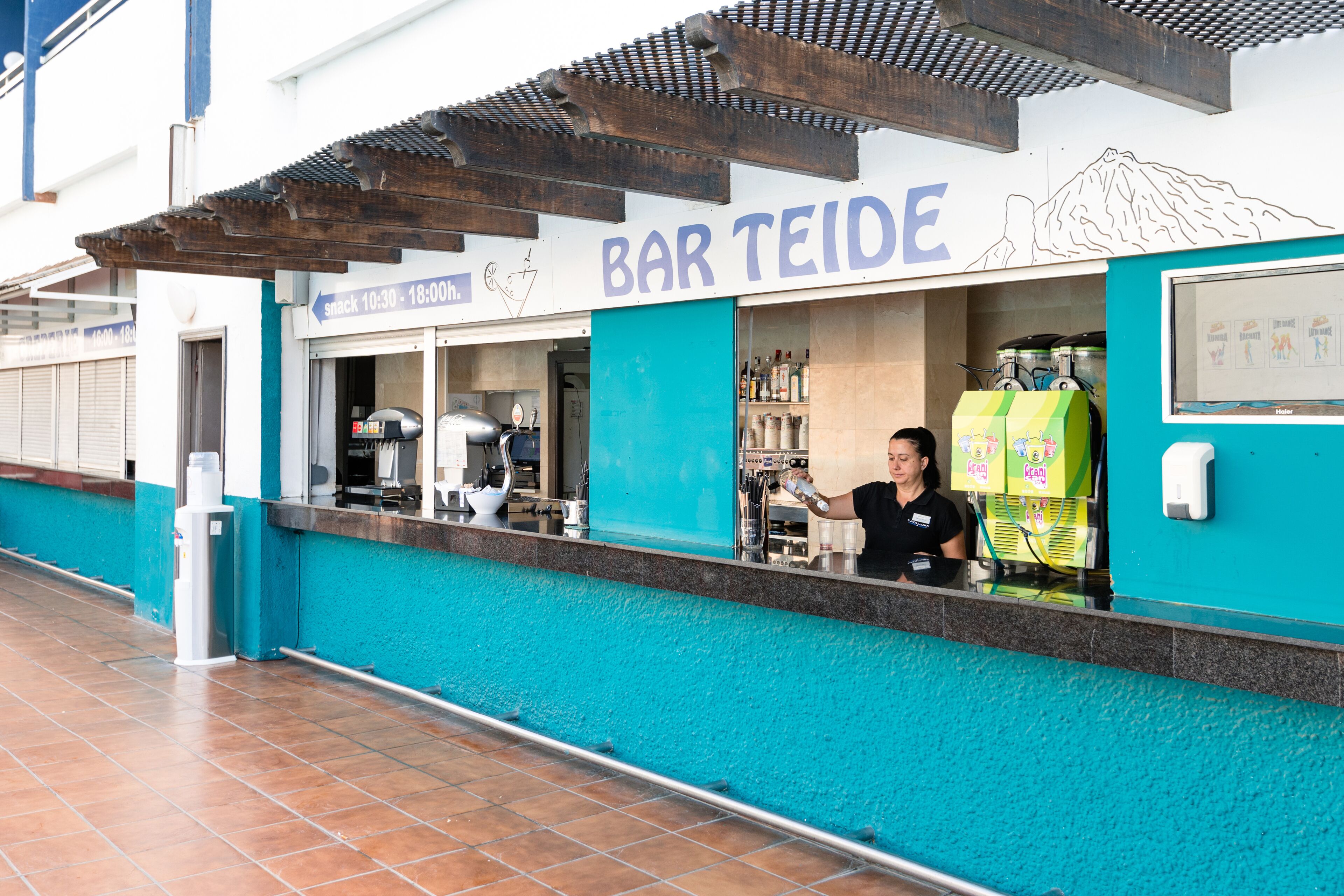 A bar named BAR TEIDE with a sign indicating snack times.