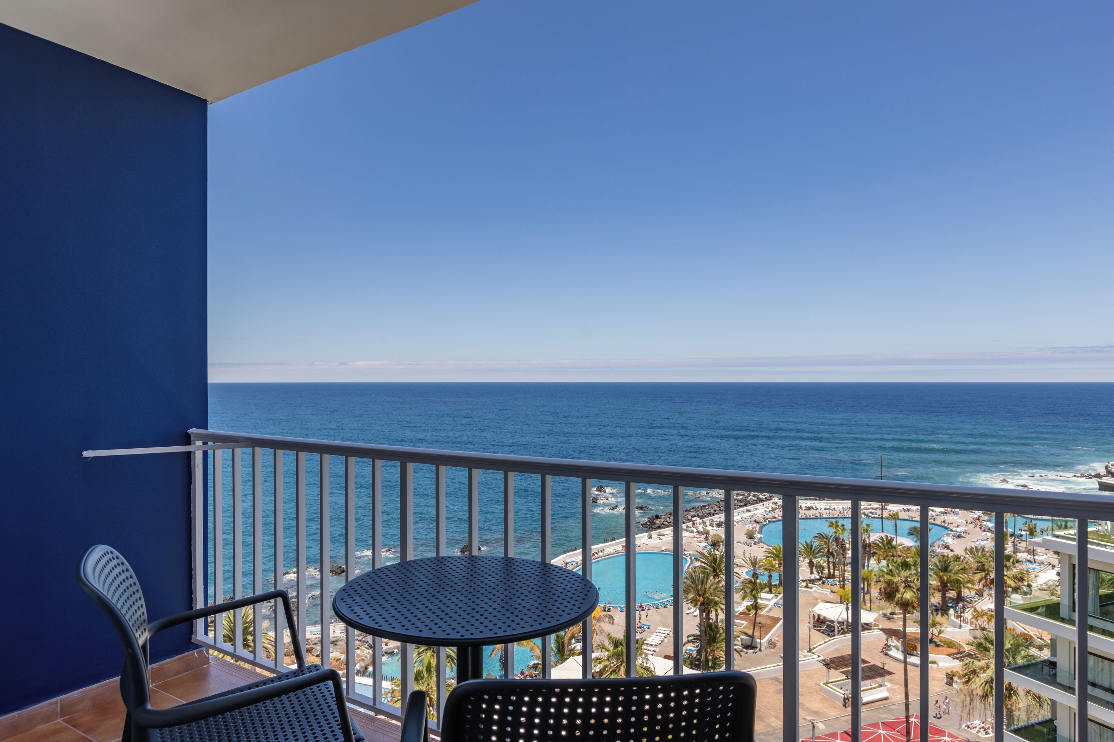 尊荣客房 | 迷你吧、客房内保险箱、遮光窗帘、免费 WiFi