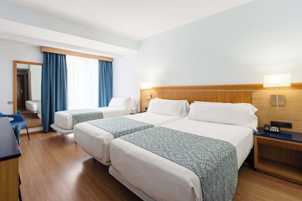 Kamar Triple (3 adults) | Minibar, brankas, tirai kedap cahaya, dan Wi-Fi gratis