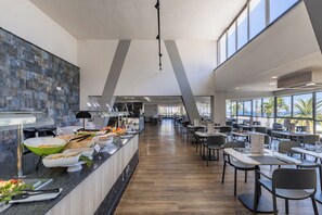 Petit déjeuner buffet (10 EUR par personne)