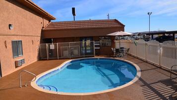 Hồ bơi ngoài trời phục vụ theo mùa