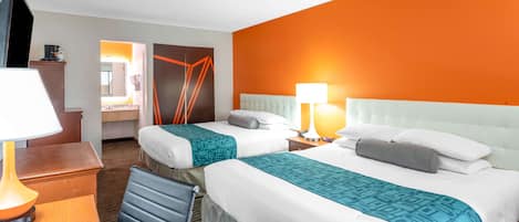 Habitació estàndard, 2 llits de matrimoni | Caixa forta a l'habitació, escriptori i planxa i posts de planxar