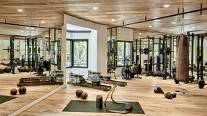 A gym with wooden floors, various exercise equipment, and large mirrors. - Sir Victor Hotel, part of Sircle Collection (Barcelona)