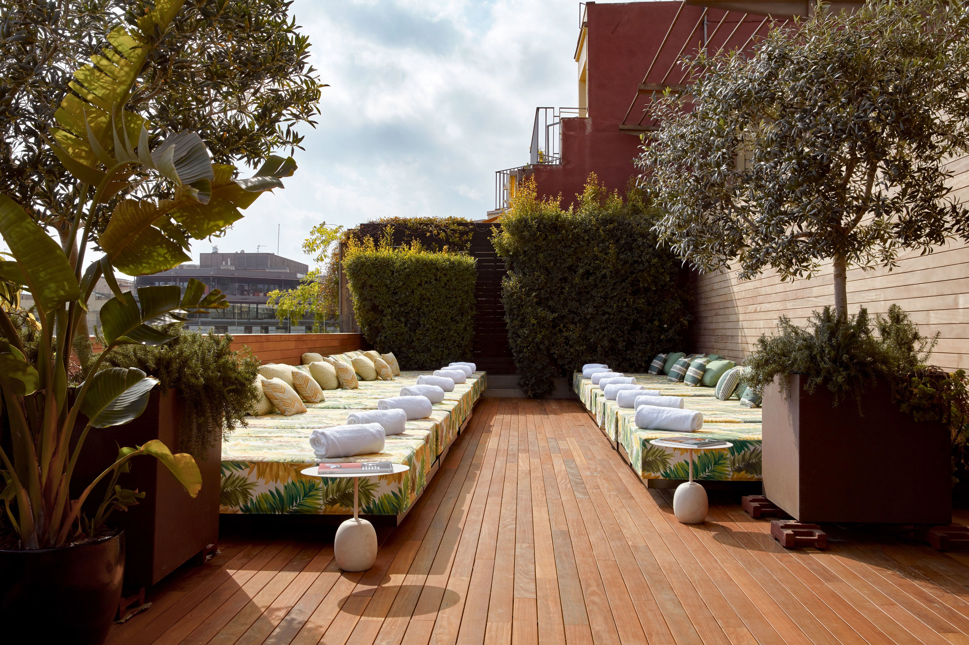 outdoor pool, pool loungers