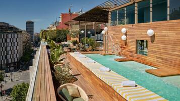 Piscine extérieure, chaises longues