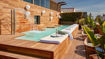 Een buitenzwembad en ligstoelen