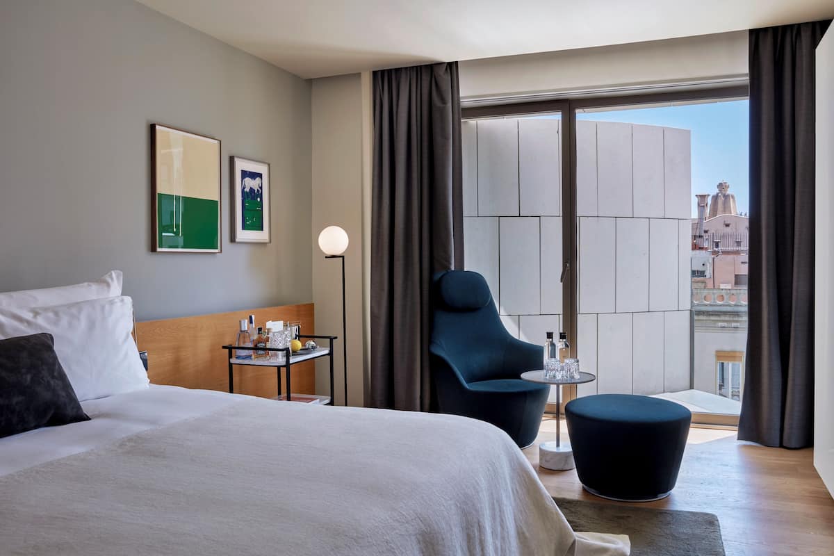Deluxe Room (Sir Deluxe) | Egyptian cotton sheets, premium bedding, memory-foam beds, minibar