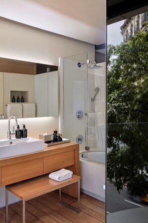 Designer toiletries, hair dryer, bathrobes, slippers - Sir Victor Hotel, part of Sircle Collection (Barcelona)