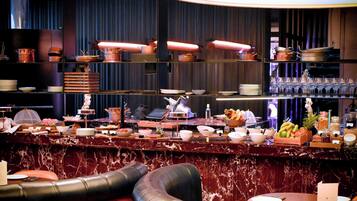 每日供应自助式早餐(每人 EUR 29)