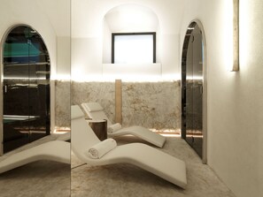 Sauna, tina de hidromasaje y baño de vapor 